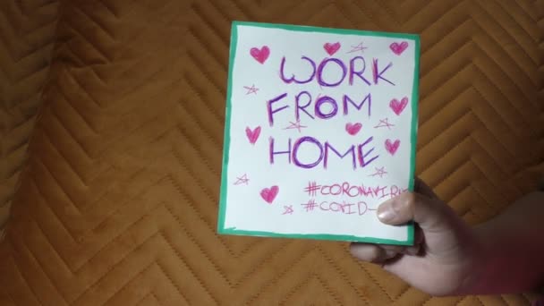 Trabalho Casa Durante Coronavírus Covid Pôster Mão Uma Menina Segurá — Vídeo de Stock