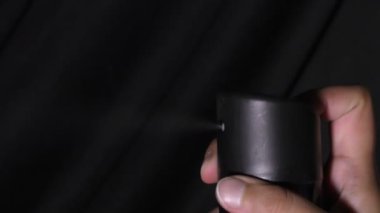 Deodorant şişesinden çıkan gaz akışı ve önündekiler onu gösteriyor..