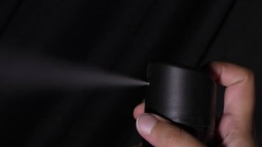 Deodorantdan çıkan gaz akışı parmaklarla bastırılır ve sergilenir.