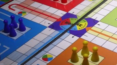 Ludo oyunu ve piyonları tahtada ve onu gösteriyor..