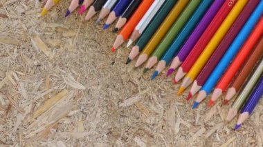 Bir uçtan diğer uca yuvarlanan ve gösterilen çok renkli kalemler.