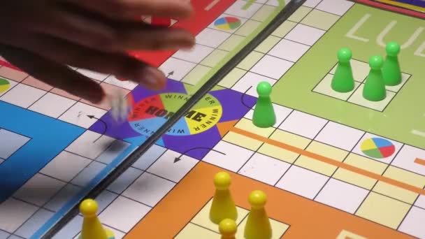 Una Mano Está Tirando Dados Moviendo Los Peones Tablero Ludo — Vídeo de stock