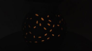 Karanlıkta parlayan bir aroma terapi lambası ve içinde parlak bir ışık.