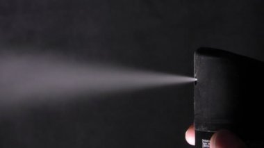 Deodorant spreyinden gaz fışkırıyor..