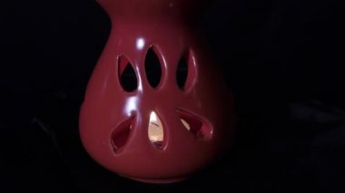 Aroma lambası içinde ışık ve önünde parlak bir şekilde yanan tasarım..