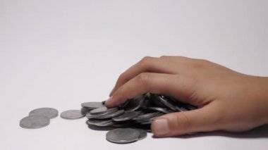Yığınla paradan para alıp sergilemek..