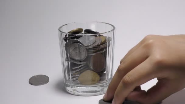 回収した硬貨を瓶に入れて回収する — ストック動画