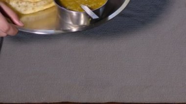 Konuklara kolesistektomi yapıp tabağı masaya koyuyor.