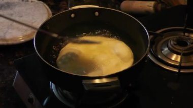 Tavada kızgın yağda bhature kızartıp ısıtıcıyı çalıştırıyorum..