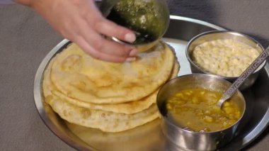 Kolesistektomi tabağında çeşitli yemekler gösteriliyor ve misafirlere servis ediliyor..