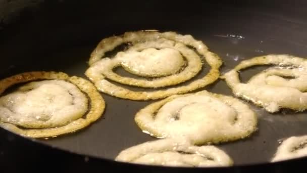 Смаження Джалебі Гарячій Олії Нагрітій Сковороді Газовій Плиті Кухні — стокове відео