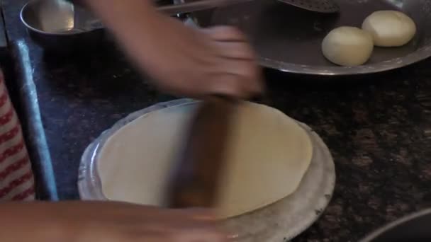 Rollende Chapati Mit Rollen Der Küche Mit Händen — Stockvideo