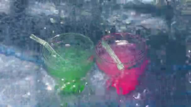 Twee Zoete Mocktail Drankjes Het Zwembad Van Blauw Water Omgeven — Stockvideo