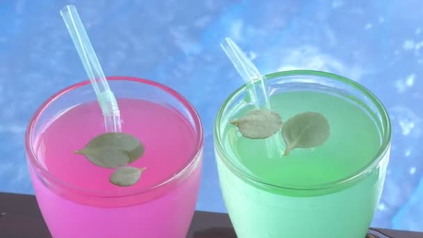 Два Коктейльных Напитка Зеленым Листом Плавающим Над Ним Волнами — стоковое видео