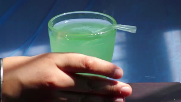 Óculos Mocktail Com Palha Nas Laterais Piscina Com Água Azul — Vídeo de Stock