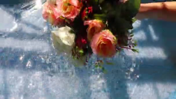 Blumen Mit Tropfendem Wasser Aus Blättern Und Wellen — Stockvideo