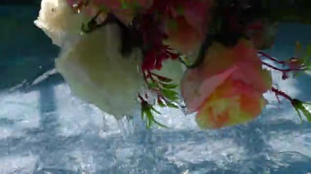 Água Embebido Flores Superfície Piscina Azul Ondas Ondulação Abaixo — Vídeo de Stock