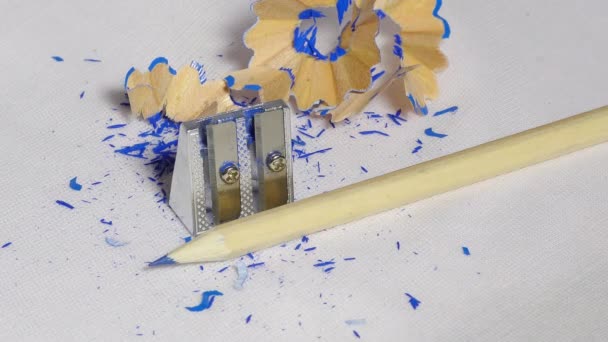 一种白色表面有木屑的普通铅笔和铬磨刀 — 图库视频影像