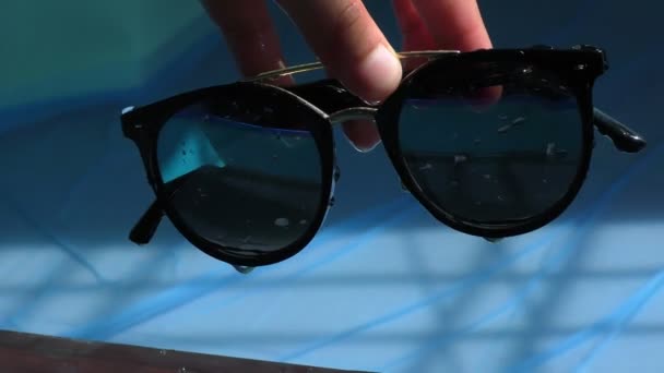 Goteo Agua Las Gafas Sol Lado Piscina Las Olas Por — Vídeos de Stock