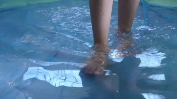 Дівчина Ходить Воді Блакитного Кольору Басейну Рухається — стокове відео