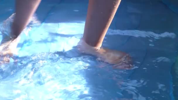 Una Chica Está Caminando Sobre Agua Color Azul Piscina Los — Vídeo de stock