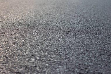 Yeni siyah asfalt yolun eğimli dokusu, perspektif