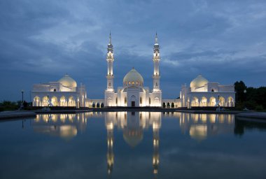 Bolgar 'daki güzel beyaz cami, akşam gökyüzüne vuran ışıkla suya yansıyor.