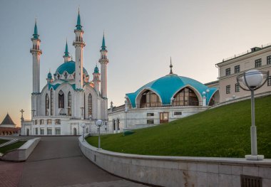 Şafak vakti Kazan 'daki güzel Kul-Sharif Camii temiz, düz bir gökyüzü ve yeşil çimlerle