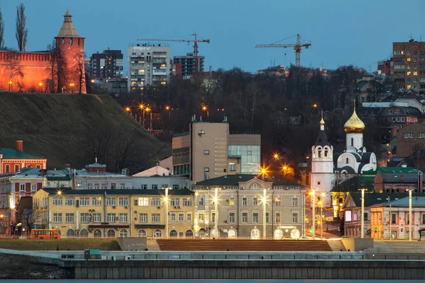 Akşam Nizhny Novgorod 'un eşsiz bir perspektifi. Şehir ışıkları güzel bir gökyüzü ve gün batımının arkaplanını aydınlatıyor.