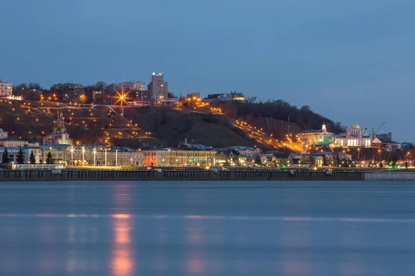 Akşam Nizhny Novgorod 'un eşsiz bir perspektifi. Şehir ışıkları güzel bir gökyüzü ve gün batımının arkaplanını aydınlatıyor.