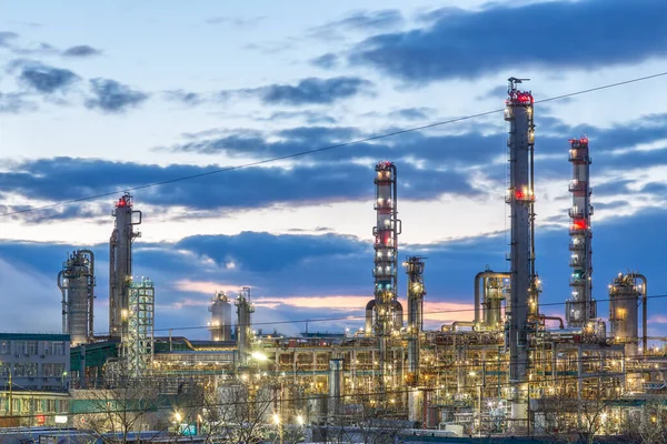Akşamları Petrokimya endüstriyel tesisi güzel bir gökyüzüne karşı arka planda ışıkla