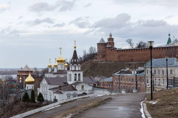 Nizhny Novgorod Ilyinskaya sokak görüşü Hz. Elijah Kilisesi ve Nizhny Novgorod Kremlin 'in insansız hali