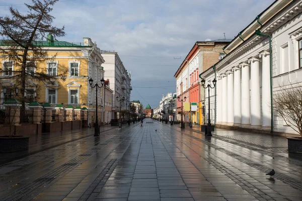 ถนน Bolshaya Pokrovskaya Nizhny Novgorod โดยไม คนในช วงห มะตกท การสะท — ภาพถ่ายสต็อก