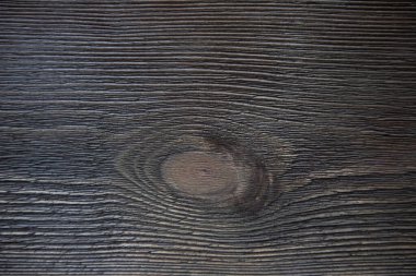 Düğümlü koyu ahşap doku ve belirgin yatay lifler.