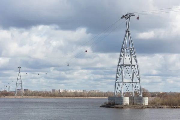 Rusya 'nın Nizhny Novgorod kentindeki Volga Nehri' nin karşısındaki Cableway 'de güneşli güzel bir gökyüzü var.