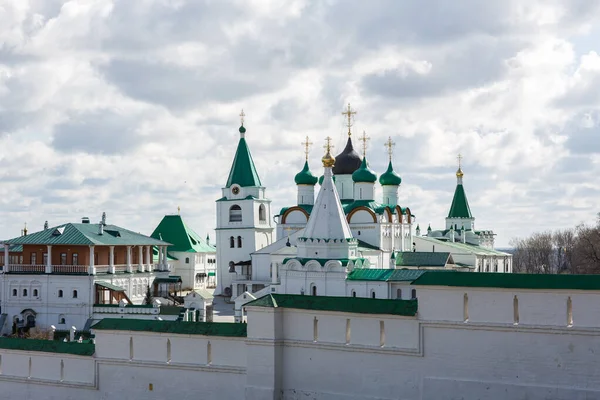 Вознесіння Печерського Монастиря Сонячну Хмарну Погоду Білими Стінами Нижній Новгород — стокове фото
