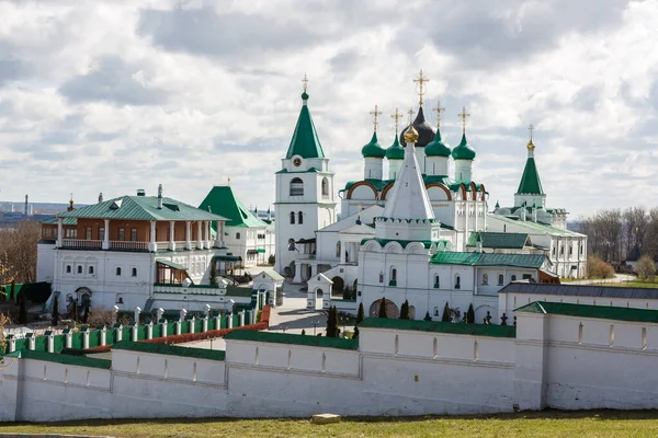 在阳光明媚 墙壁洁白的天气中升腾佩切斯基修道院 Nizhny Novgorod — 图库照片