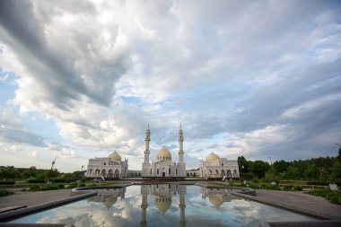 Bolgar 'daki güzel beyaz cami, akşam gökyüzüne vuran ışıkla suya yansıyor.