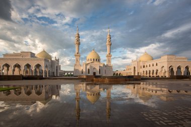 Bolgar 'daki güzel beyaz cami, akşam gökyüzüne vuran ışıkla suya yansıyor.