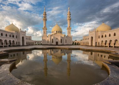 Bolgar 'daki güzel beyaz cami, akşam gökyüzüne vuran ışıkla suya yansıyor.