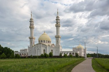 Bolgar şehrindeki güzel beyaz cami güzel mavi bir gökyüzünün arka planında.