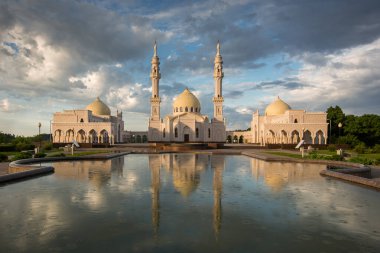 Bolgar 'daki güzel beyaz cami, akşam gökyüzüne vuran ışıkla suya yansıyor.