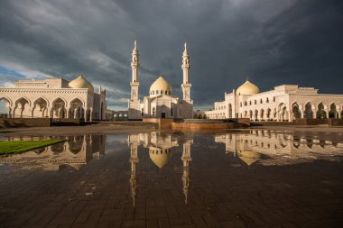 Bolgar 'daki güzel beyaz cami, akşam gökyüzüne vuran ışıkla suya yansıyor.