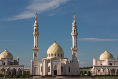 Bolgar şehrindeki güzel beyaz cami güzel mavi bir gökyüzünün arka planında.