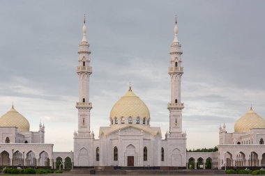 Bolgar şehrindeki güzel beyaz cami güzel mavi bir gökyüzünün arka planında.