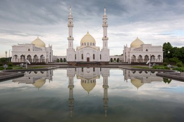 Bolgar 'daki güzel beyaz cami, akşam gökyüzüne vuran ışıkla suya yansıyor.