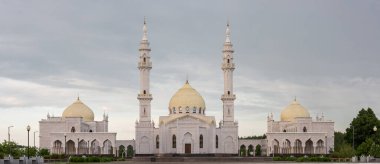 Bolgar şehrindeki güzel beyaz cami güzel mavi bir gökyüzünün arka planında.