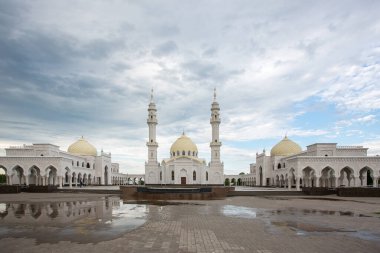 Bolgar şehrindeki güzel beyaz cami güzel mavi bir gökyüzünün arka planında.