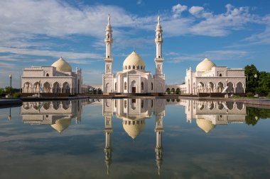 Bolgar 'daki güzel beyaz cami, akşam gökyüzüne vuran ışıkla suya yansıyor.