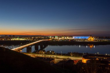 Nizhny Novgorod. Gece otoyolu, arabalar yılanlı bir yolda yarışıyor.
